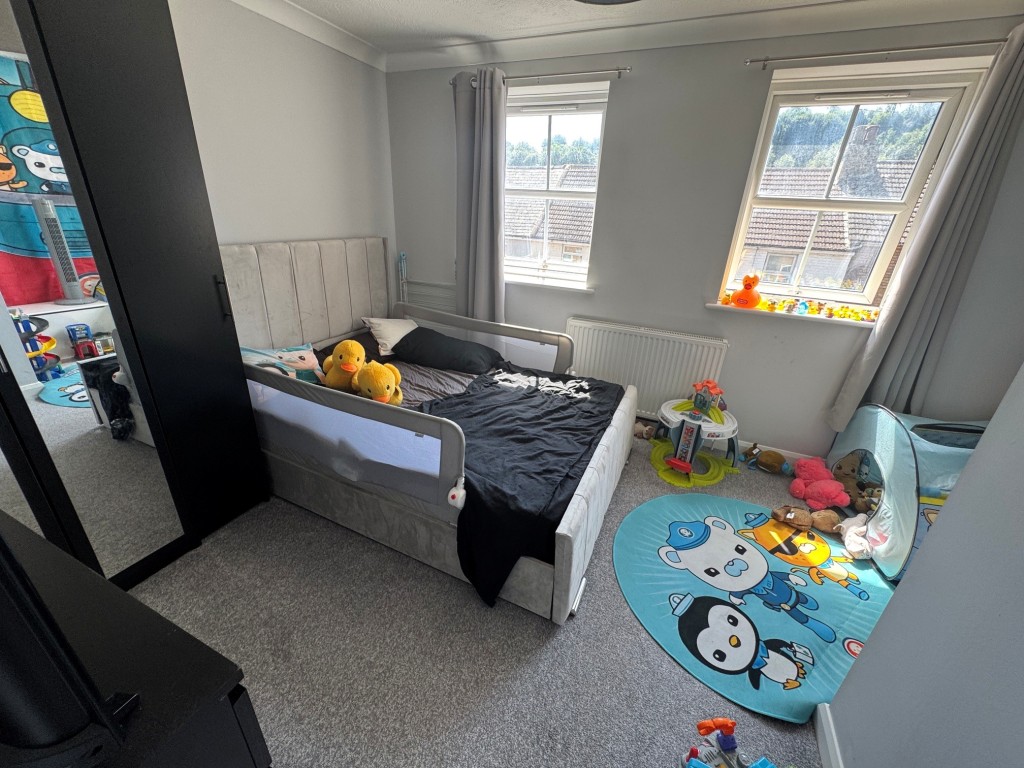 Lot: 8 - MODERN FREEHOLD TWO-BEDROOM TERRACE HOUSE FOR INVESTMENT - Bedroom 2